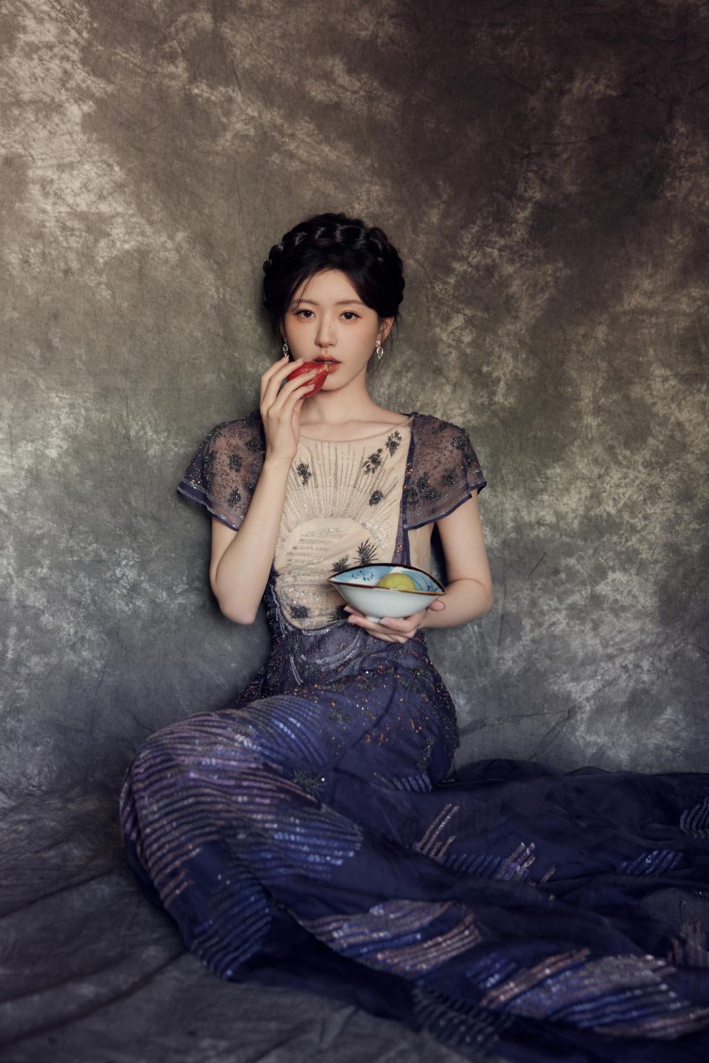惊艳！赵露思穿紫色薄纱长裙化身油画少女