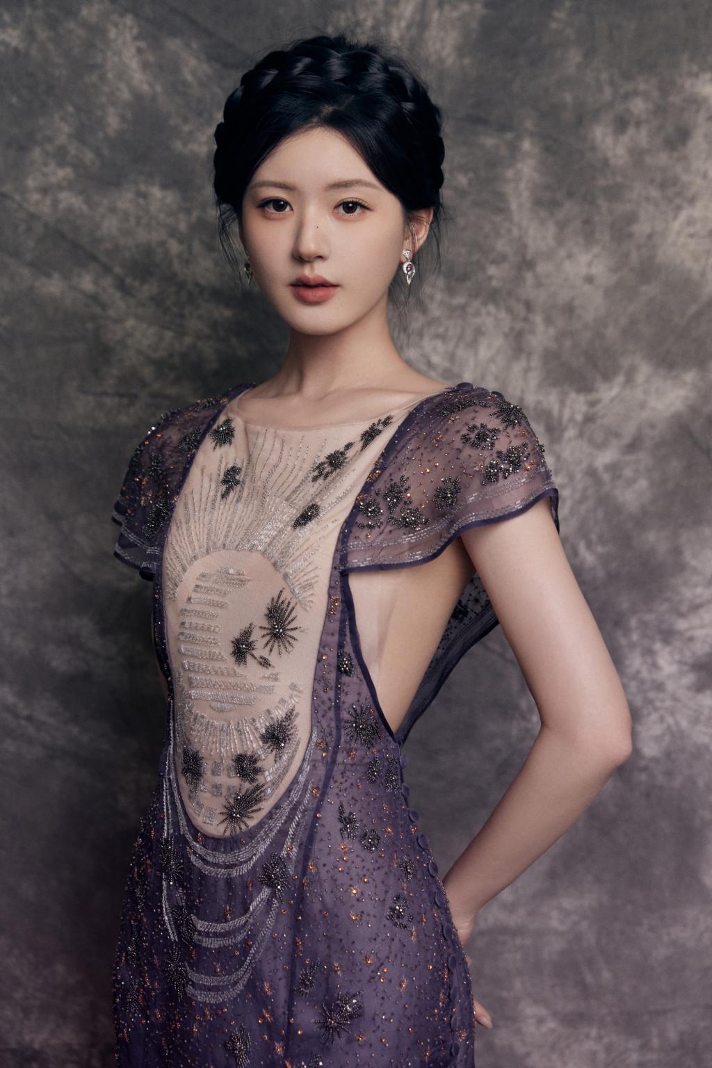惊艳！赵露思穿紫色薄纱长裙化身油画少女