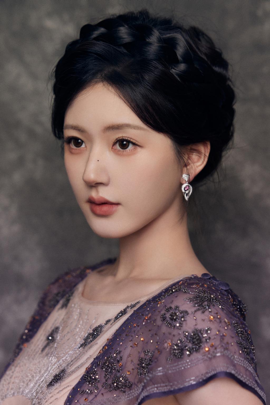 惊艳！赵露思穿紫色薄纱长裙化身油画少女