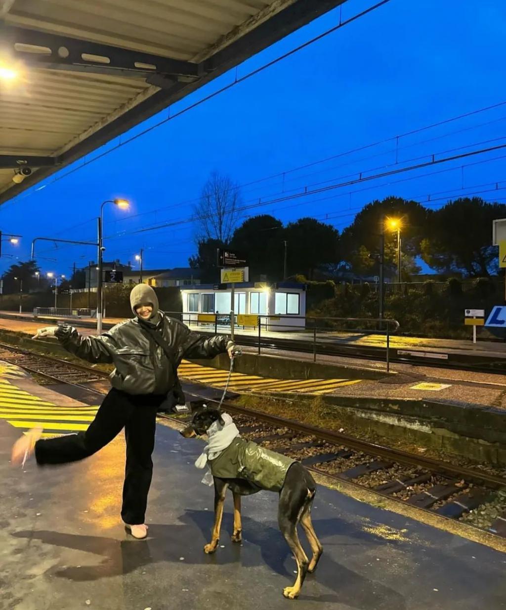 Lisa带狗看球绳不离手，把自己改造成法兰西名媛