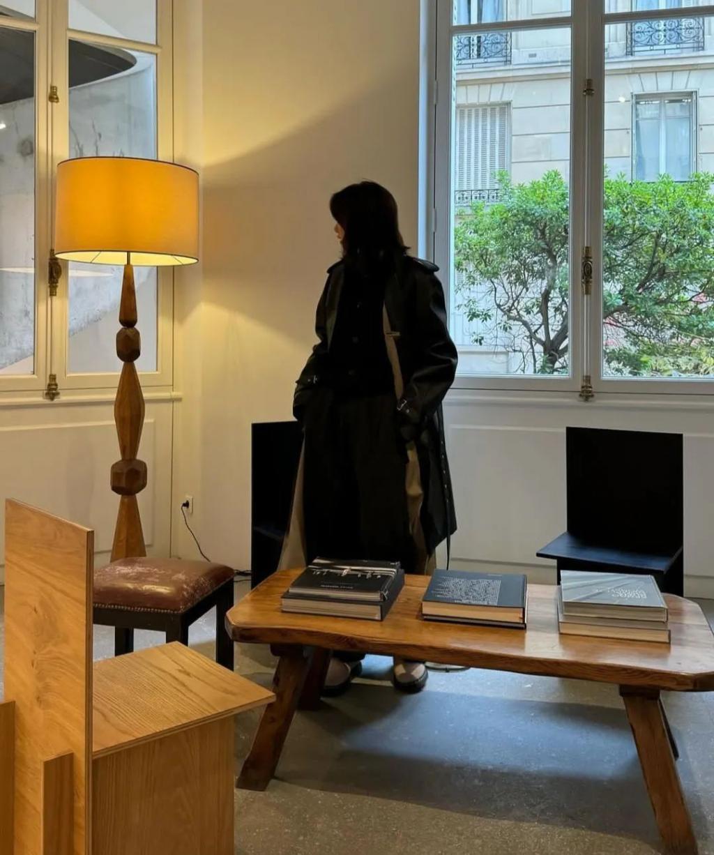 Lisa带狗看球绳不离手，把自己改造成法兰西名媛