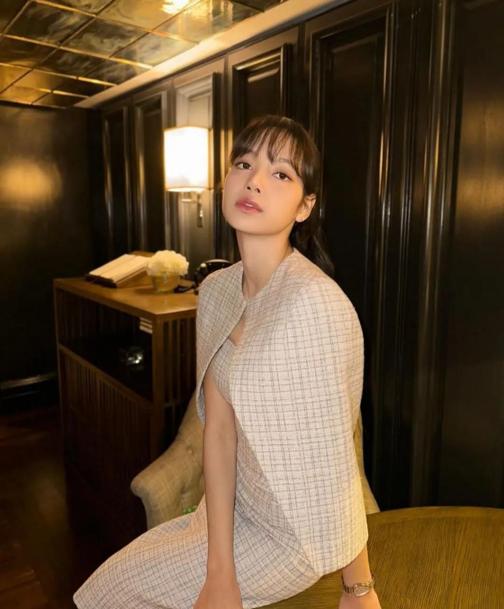 Lisa带狗看球绳不离手，把自己改造成法兰西名媛