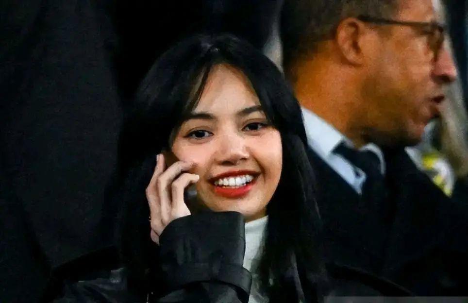 Lisa带狗看球绳不离手，把自己改造成法兰西名媛