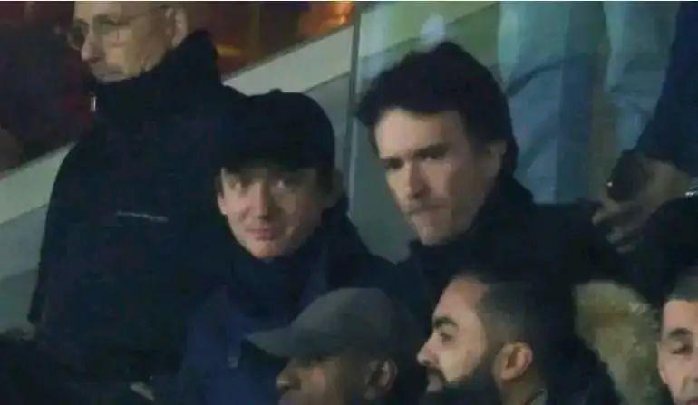 Lisa带狗看球绳不离手，把自己改造成法兰西名媛