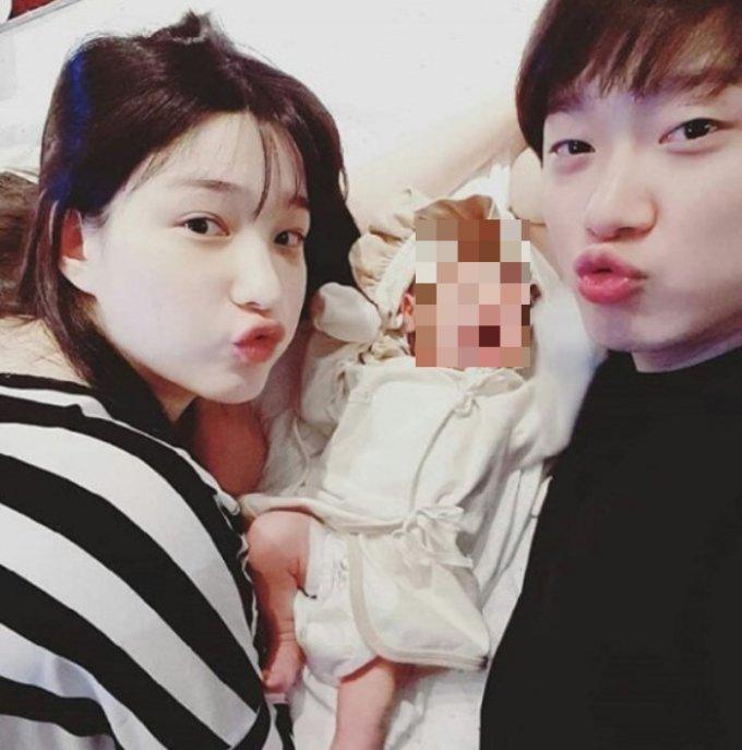 20岁爱到退团奉子成婚！五年生三娃依旧难逃离婚结局？