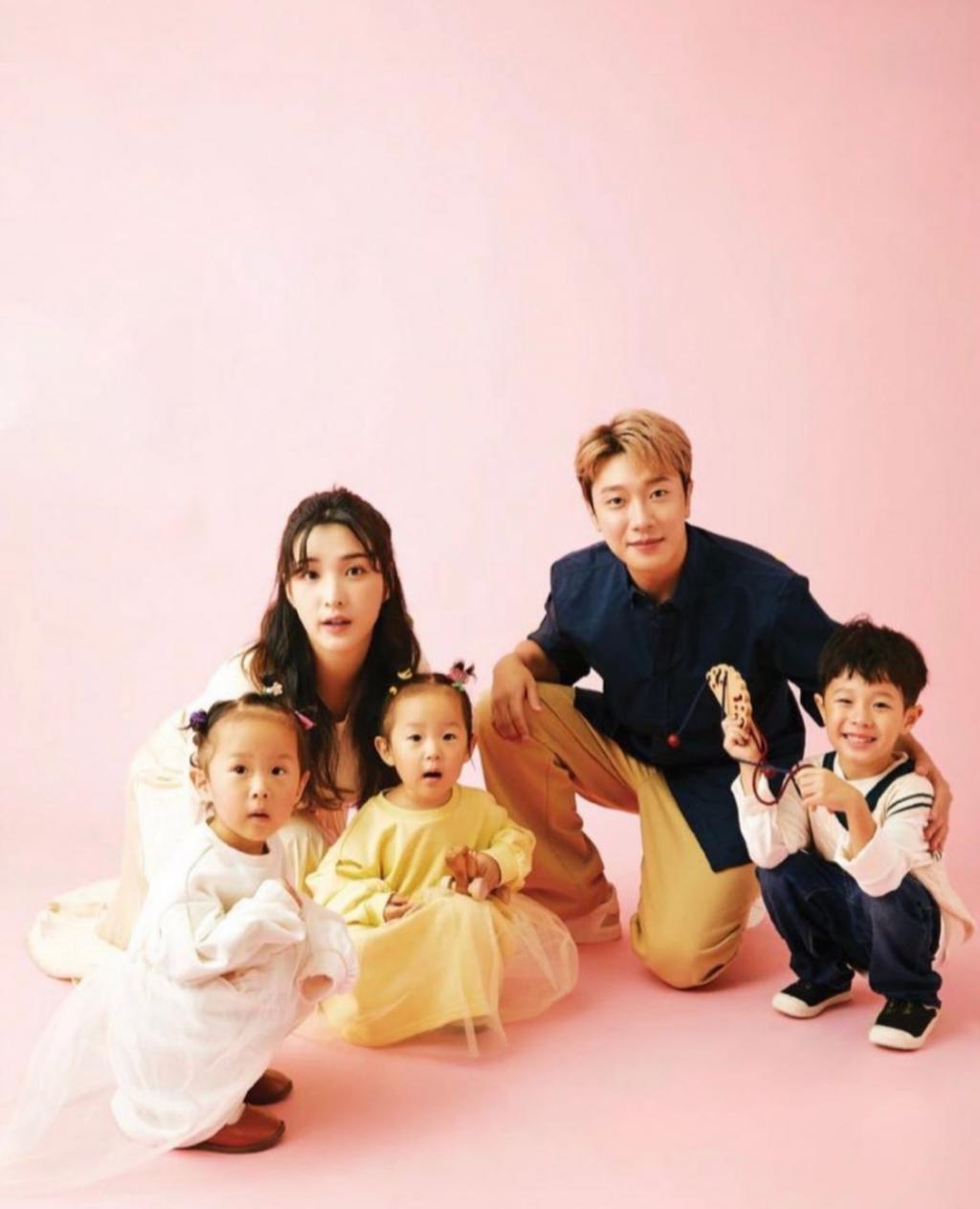 20岁爱到退团奉子成婚！五年生三娃依旧难逃离婚结局？