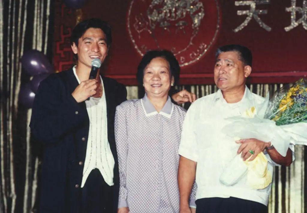 刘德华父亲设灵，华仔一家三口直奔灵堂，刘向蕙紧随父亲