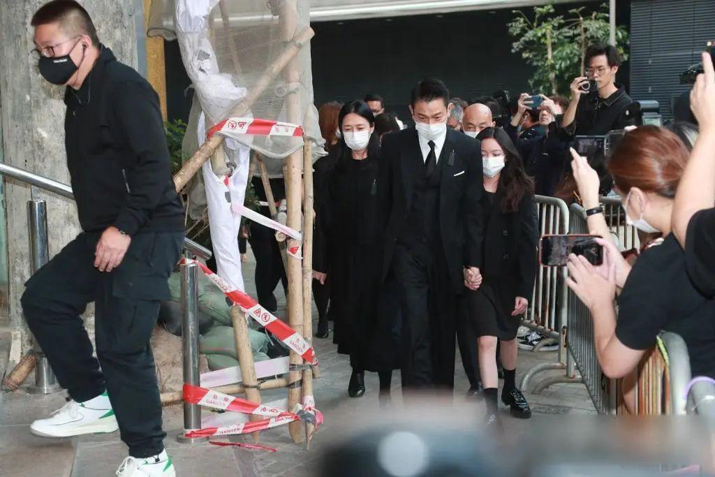 刘德华父亲设灵，华仔一家三口直奔灵堂，刘向蕙紧随父亲
