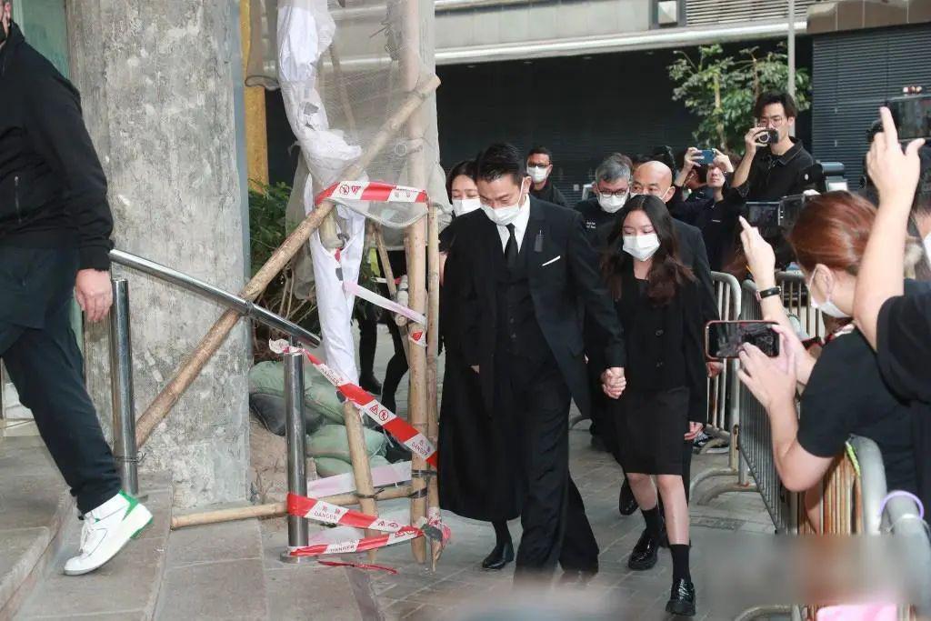刘德华父亲设灵，华仔一家三口直奔灵堂，刘向蕙紧随父亲