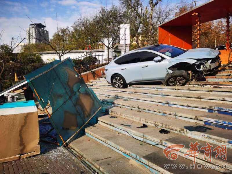 西安一辆蔚来突然失控！空中滑行冲上台阶