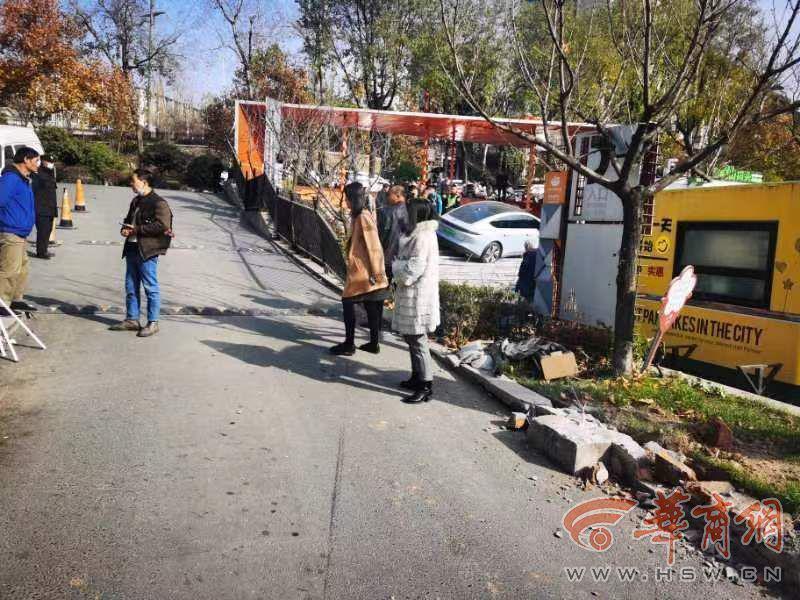 西安一辆蔚来突然失控！空中滑行冲上台阶