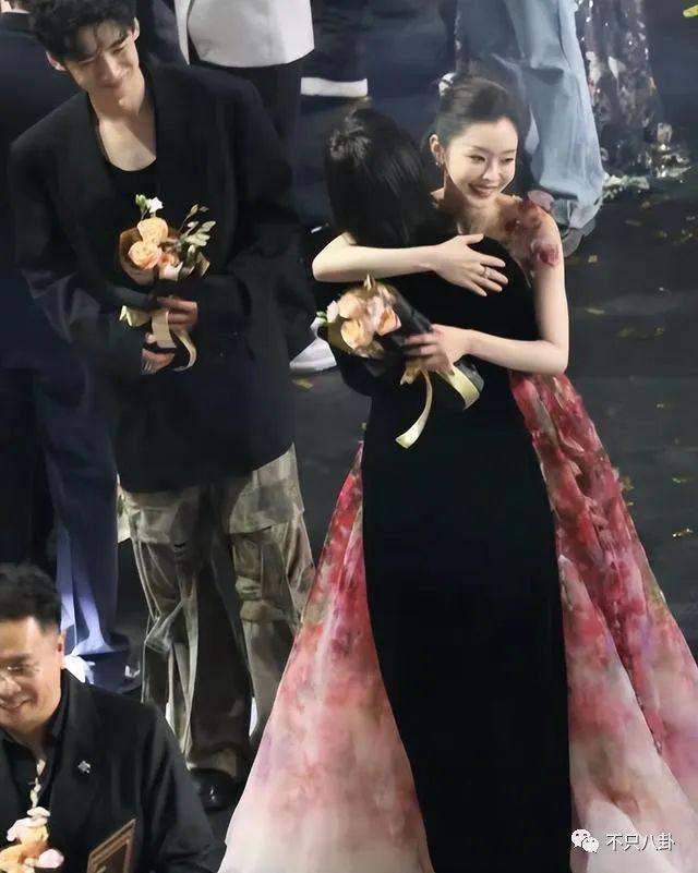 想秀恩爱又要避嫌？内娱最般配情侣也翻车了……