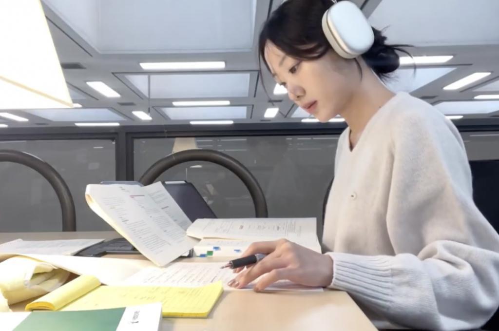 韩女集体发疯：不生孩子，拼命考公
