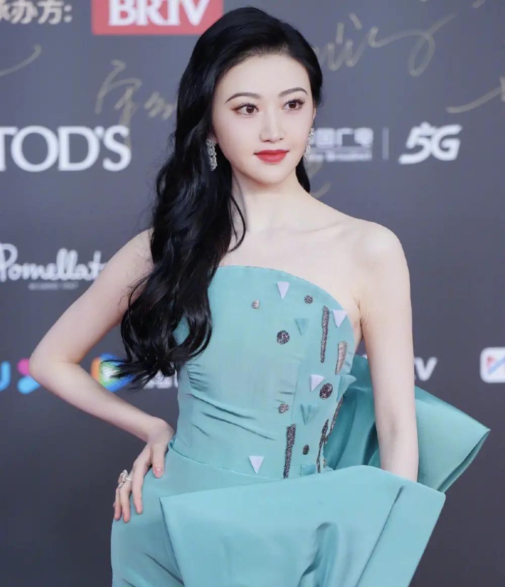大冬天走红毯，女明星都很清凉，穿军大衣的令人羡慕
