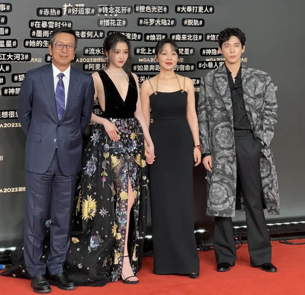 大冬天走红毯，女明星都很清凉，穿军大衣的令人羡慕