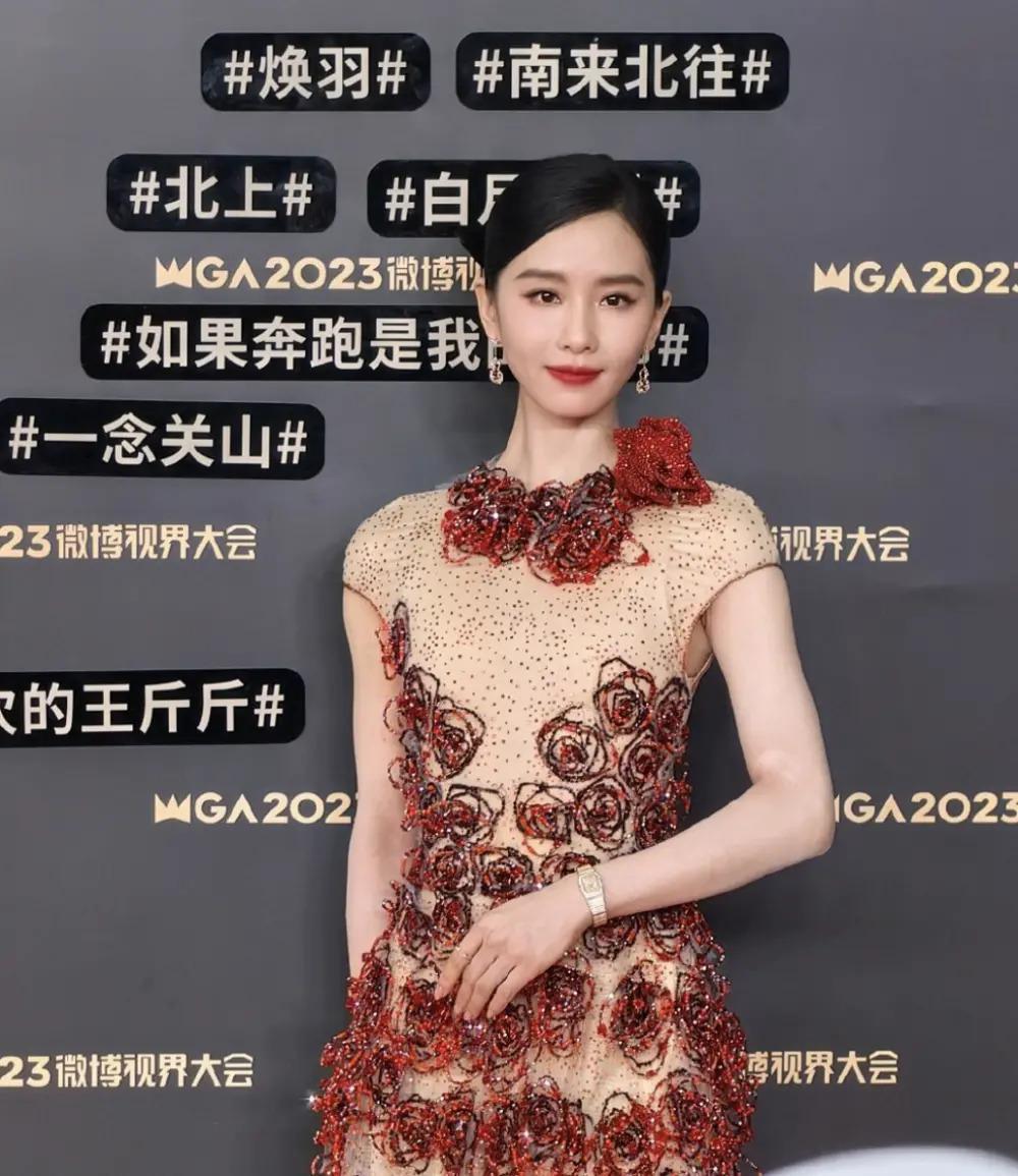 大冬天走红毯，女明星都很清凉，穿军大衣的令人羡慕