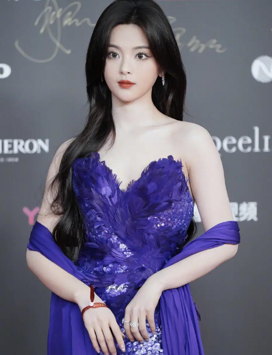 大冬天走红毯，女明星都很清凉，穿军大衣的令人羡慕