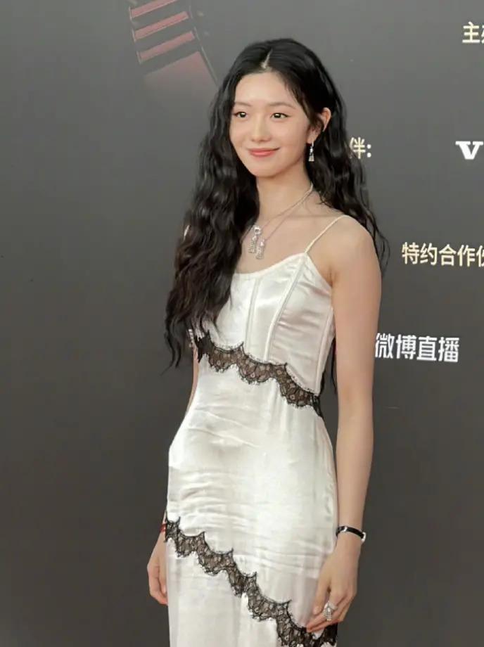 大冬天走红毯，女明星都很清凉，穿军大衣的令人羡慕