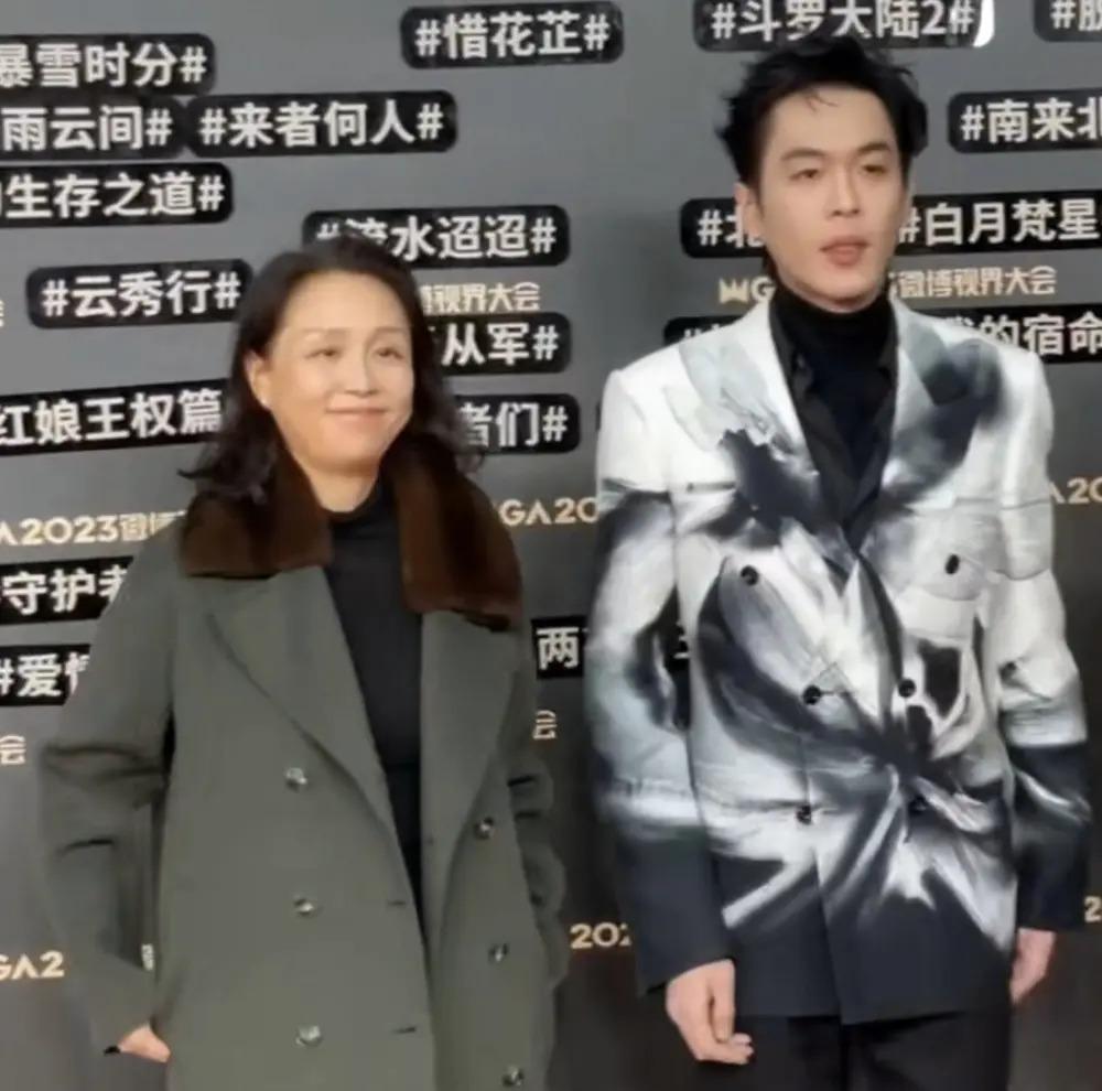 大冬天走红毯，女明星都很清凉，穿军大衣的令人羡慕