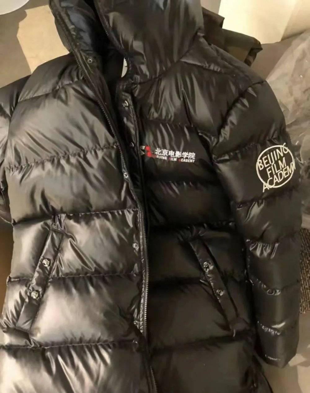 高校黑色羽绒服，怎么成了打工人的时尚新单品？