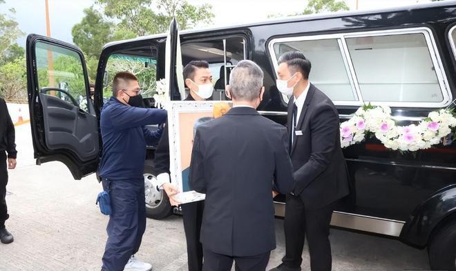 刘德华父亲葬礼结束,与妻女一同离开，和姐姐形同陌路