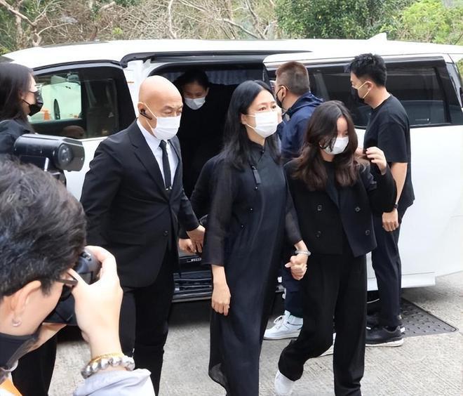 刘德华父亲葬礼结束,与妻女一同离开，和姐姐形同陌路