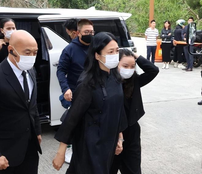 刘德华父亲葬礼结束,与妻女一同离开，和姐姐形同陌路