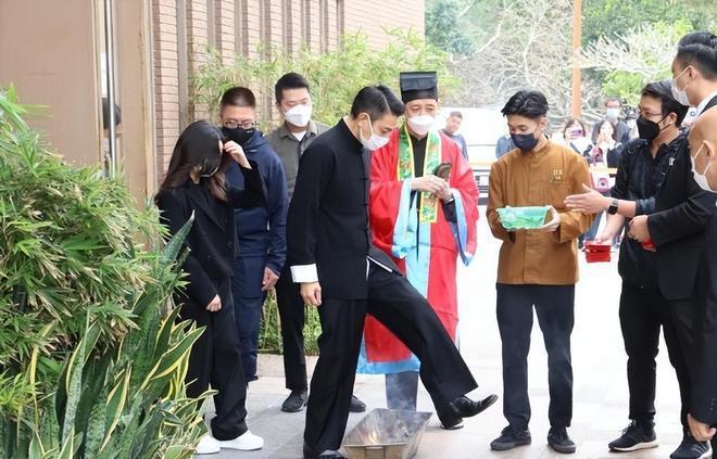 刘德华父亲葬礼结束,与妻女一同离开，和姐姐形同陌路