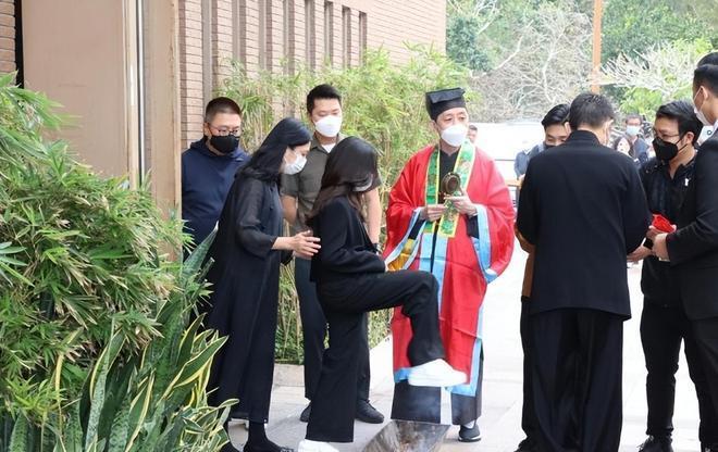 刘德华父亲葬礼结束,与妻女一同离开，和姐姐形同陌路
