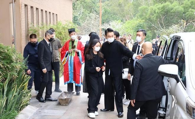 刘德华父亲葬礼结束,与妻女一同离开，和姐姐形同陌路