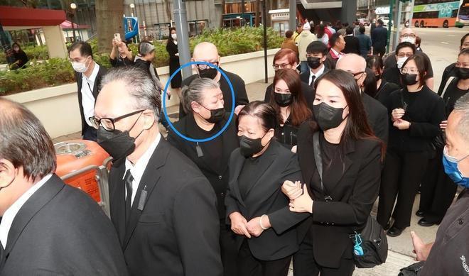刘德华父亲葬礼结束,与妻女一同离开，和姐姐形同陌路