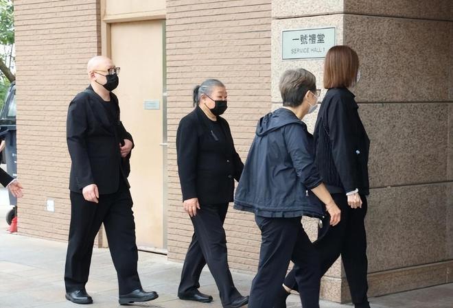 刘德华父亲葬礼结束,与妻女一同离开，和姐姐形同陌路