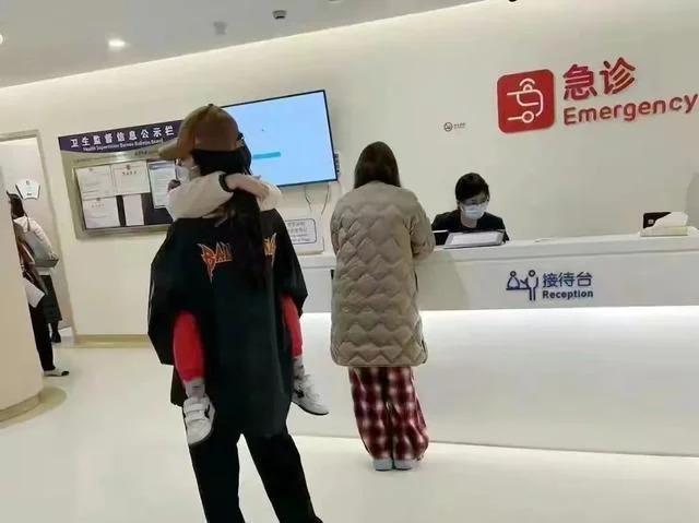 黄晓明女友宣誓主权，杨颖抱儿子卖惨，网友心疼小海绵