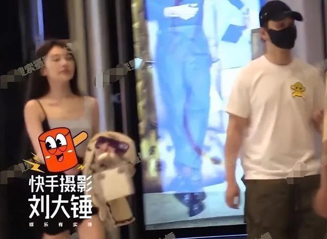 黄晓明女友宣誓主权，杨颖抱儿子卖惨，网友心疼小海绵