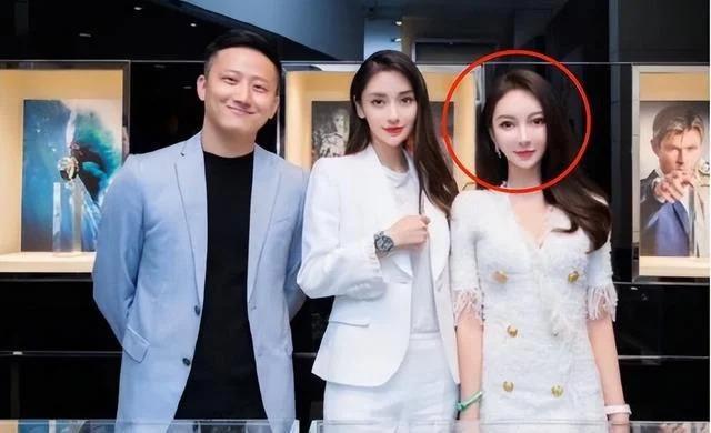 黄晓明女友宣誓主权，杨颖抱儿子卖惨，网友心疼小海绵