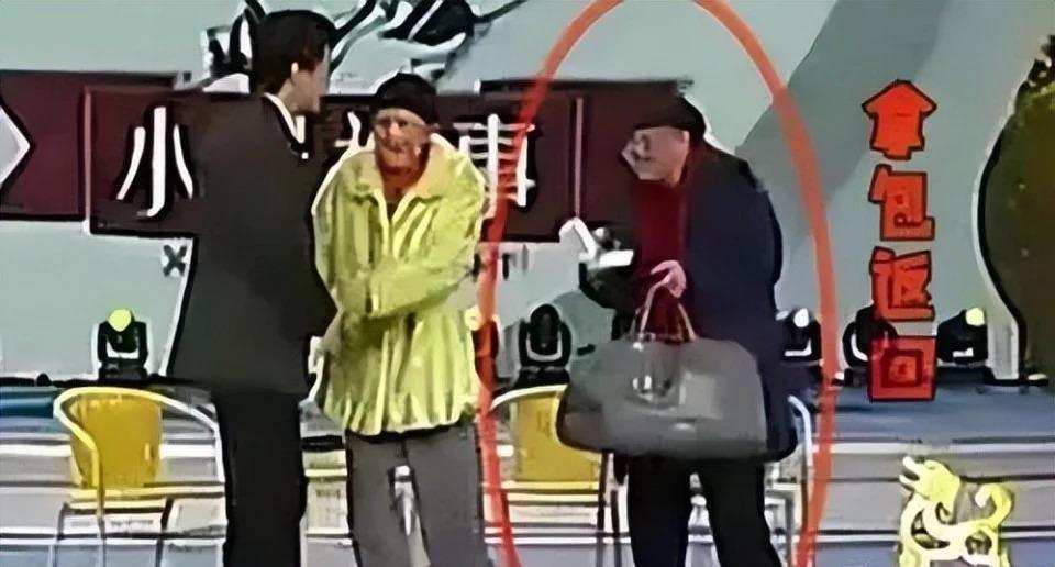央视春晚重大失误：沈腾启动应急预案，尴尬的黑色3分钟
