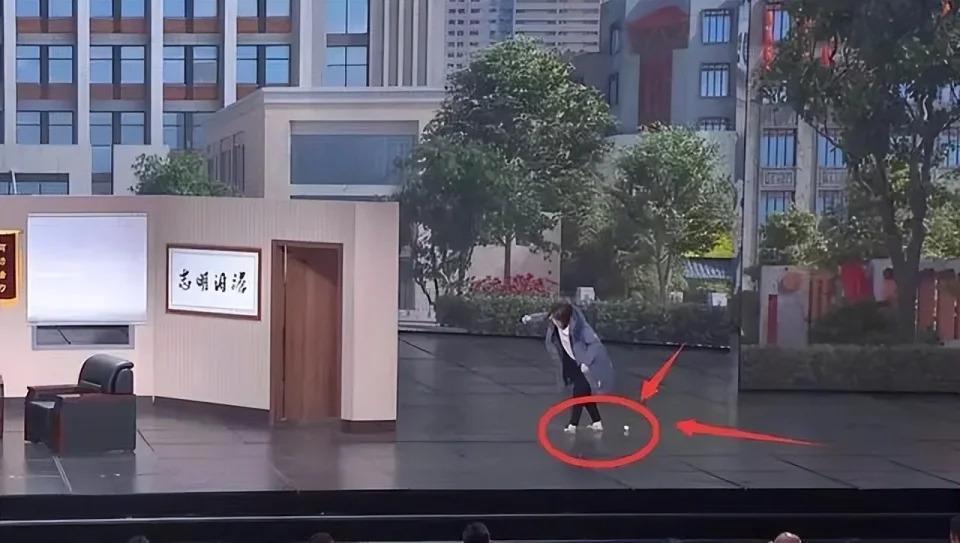 央视春晚重大失误：沈腾启动应急预案，尴尬的黑色3分钟