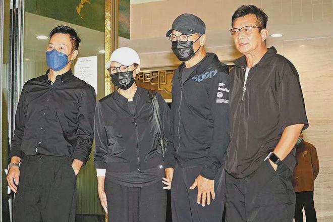 刘德华父亲葬礼感人瞬间：成龙眼睛肿了，吴君如走路踉跄