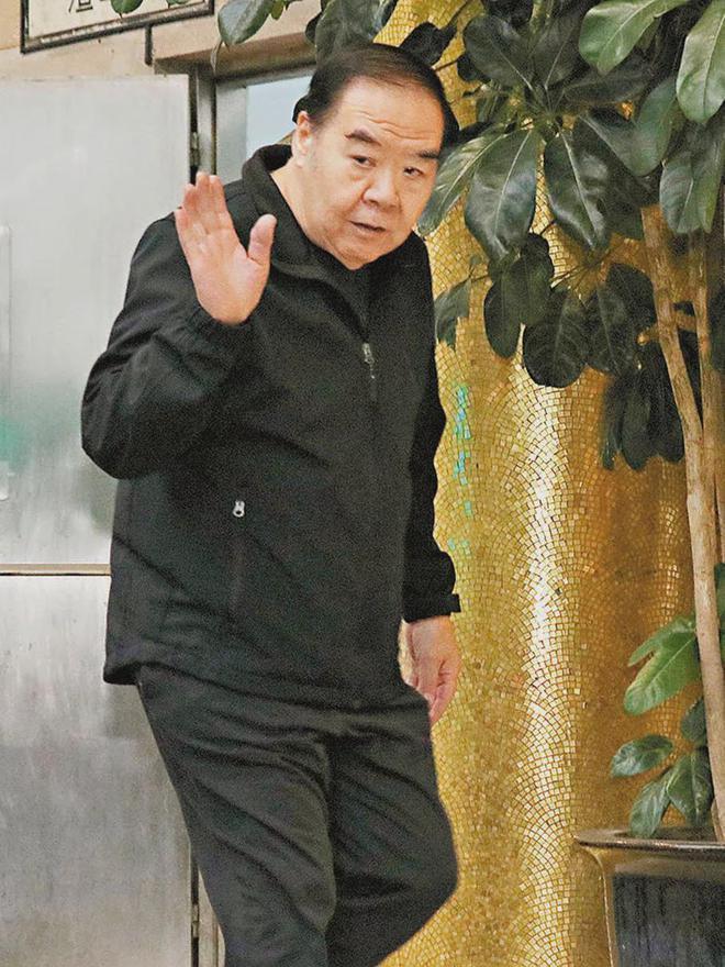 刘德华父亲葬礼感人瞬间：成龙眼睛肿了，吴君如走路踉跄
