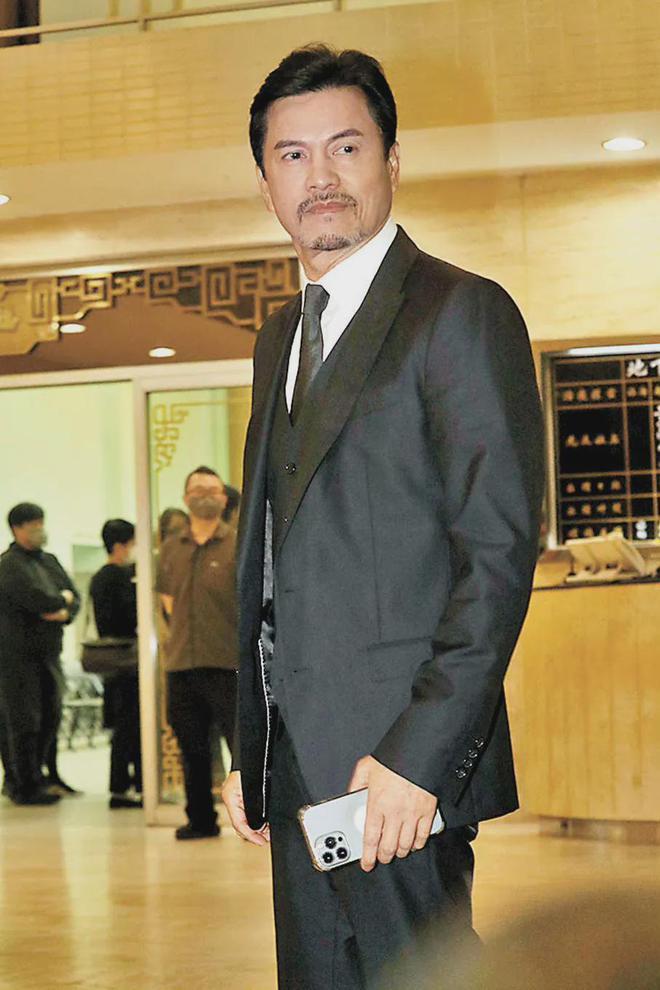 刘德华父亲葬礼感人瞬间：成龙眼睛肿了，吴君如走路踉跄