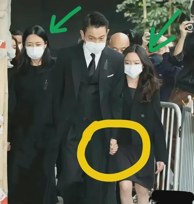 刘德华父亲葬礼感人瞬间：成龙眼睛肿了，吴君如走路踉跄