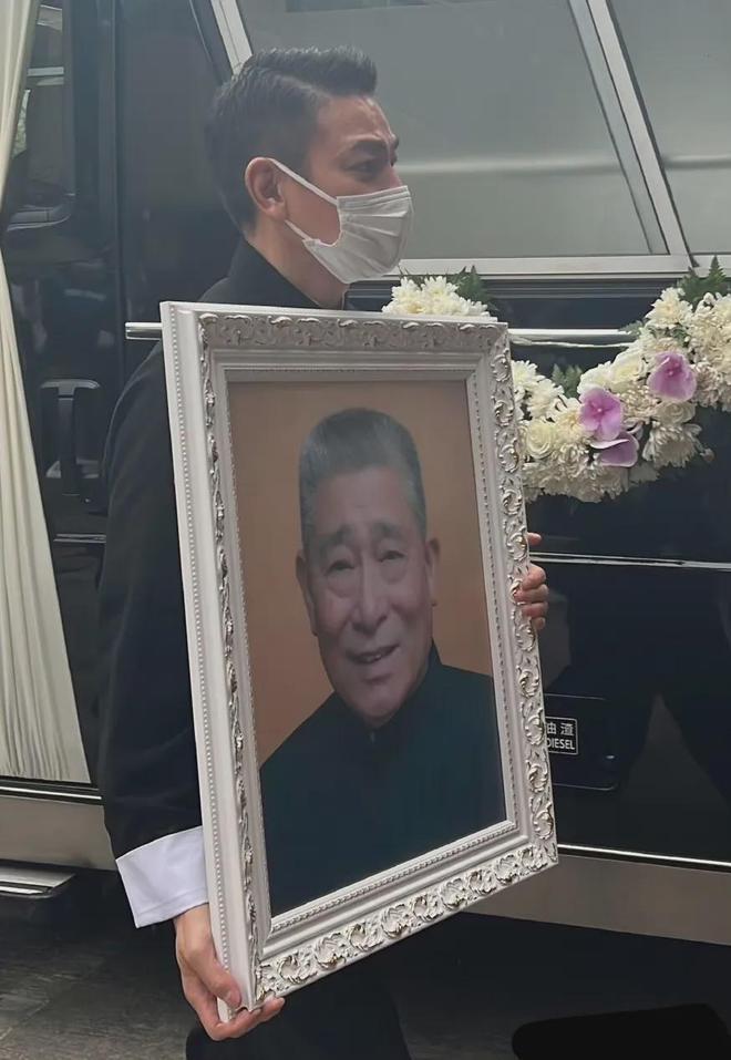 刘德华父亲葬礼感人瞬间：成龙眼睛肿了，吴君如走路踉跄