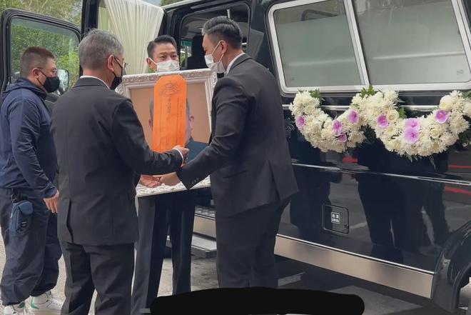 刘德华父亲葬礼感人瞬间：成龙眼睛肿了，吴君如走路踉跄