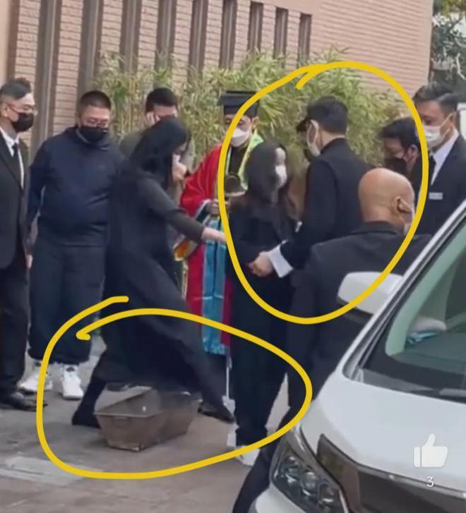 刘德华父亲葬礼感人瞬间：成龙眼睛肿了，吴君如走路踉跄