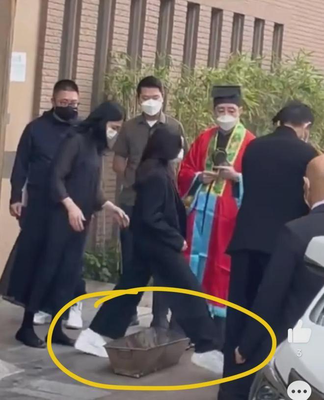 刘德华父亲葬礼感人瞬间：成龙眼睛肿了，吴君如走路踉跄