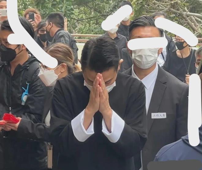 刘德华父亲葬礼感人瞬间：成龙眼睛肿了，吴君如走路踉跄