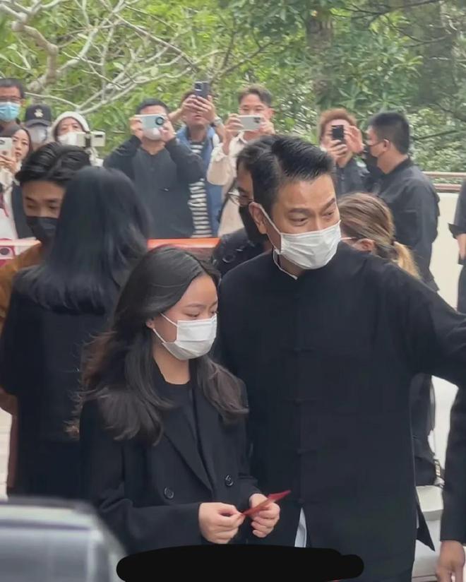刘德华父亲葬礼感人瞬间：成龙眼睛肿了，吴君如走路踉跄