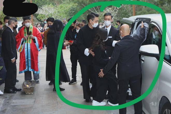 刘德华父亲葬礼感人瞬间：成龙眼睛肿了，吴君如走路踉跄