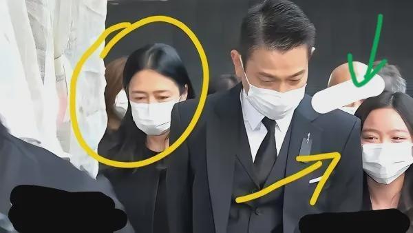 刘德华父亲葬礼感人瞬间：成龙眼睛肿了，吴君如走路踉跄