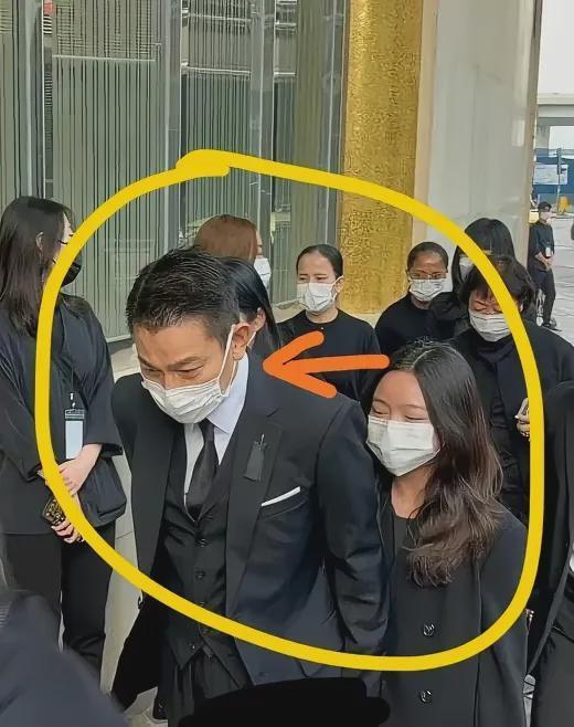 刘德华父亲葬礼感人瞬间：成龙眼睛肿了，吴君如走路踉跄